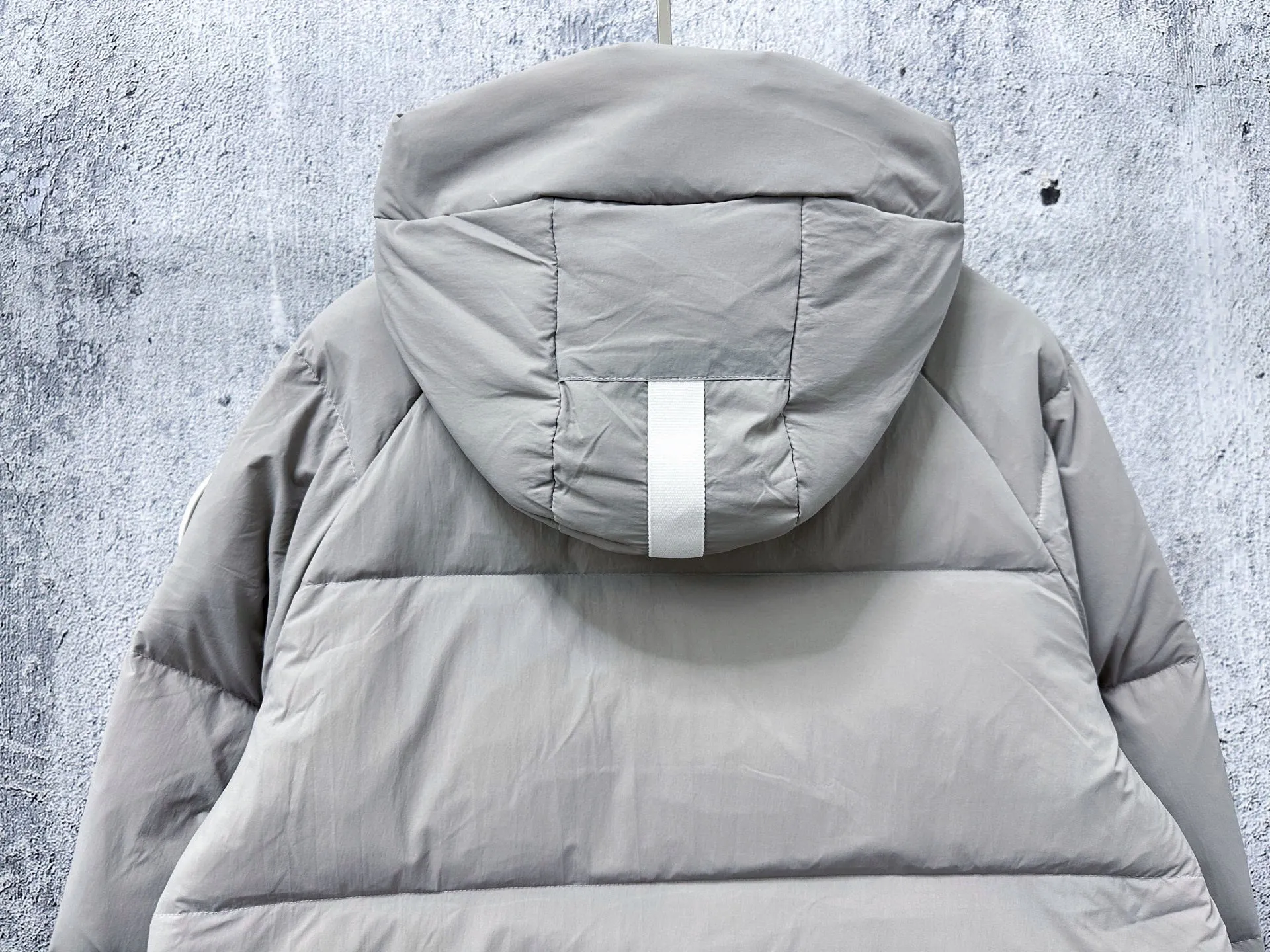 [𝗖𝗔𝗡𝗔𝗗𝗔 𝗚𝗢𝗢𝗦𝗘] Capsule Series Macaron Color White Label Fabric: Made of CORDURA gray cloth imported from Du Pont of the United States, soft Endura Luxe fabric, which enhances the durability of easy-to-wear parts, is lightweight and durable; the inner liner is made of T anti-velvet gallbladder, which is comfortable and soft, and does not rip through velvet. : Equipped with a detachable hood, which can be adjusted in two directions, and is also filled with down, which brings greater softness and wrapping around the head and neck, and is full of warmth. This parka has White trim on the back and around it, and the hardware locks are all original and custom-made, complementing the soft fabric color. Goose logo: The new Series silicone material logo on the official website, non-embroidered logo. Length: Fit hip-length. Size：XS-L